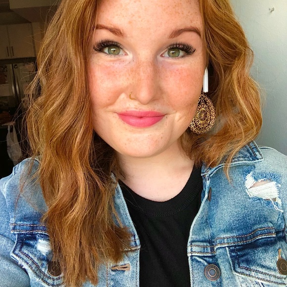 Meet your Posher, Kate 💕 - Picture 2 of 3